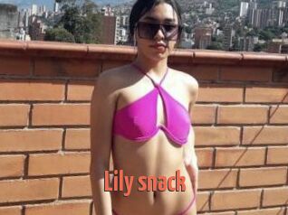 Lily_snack